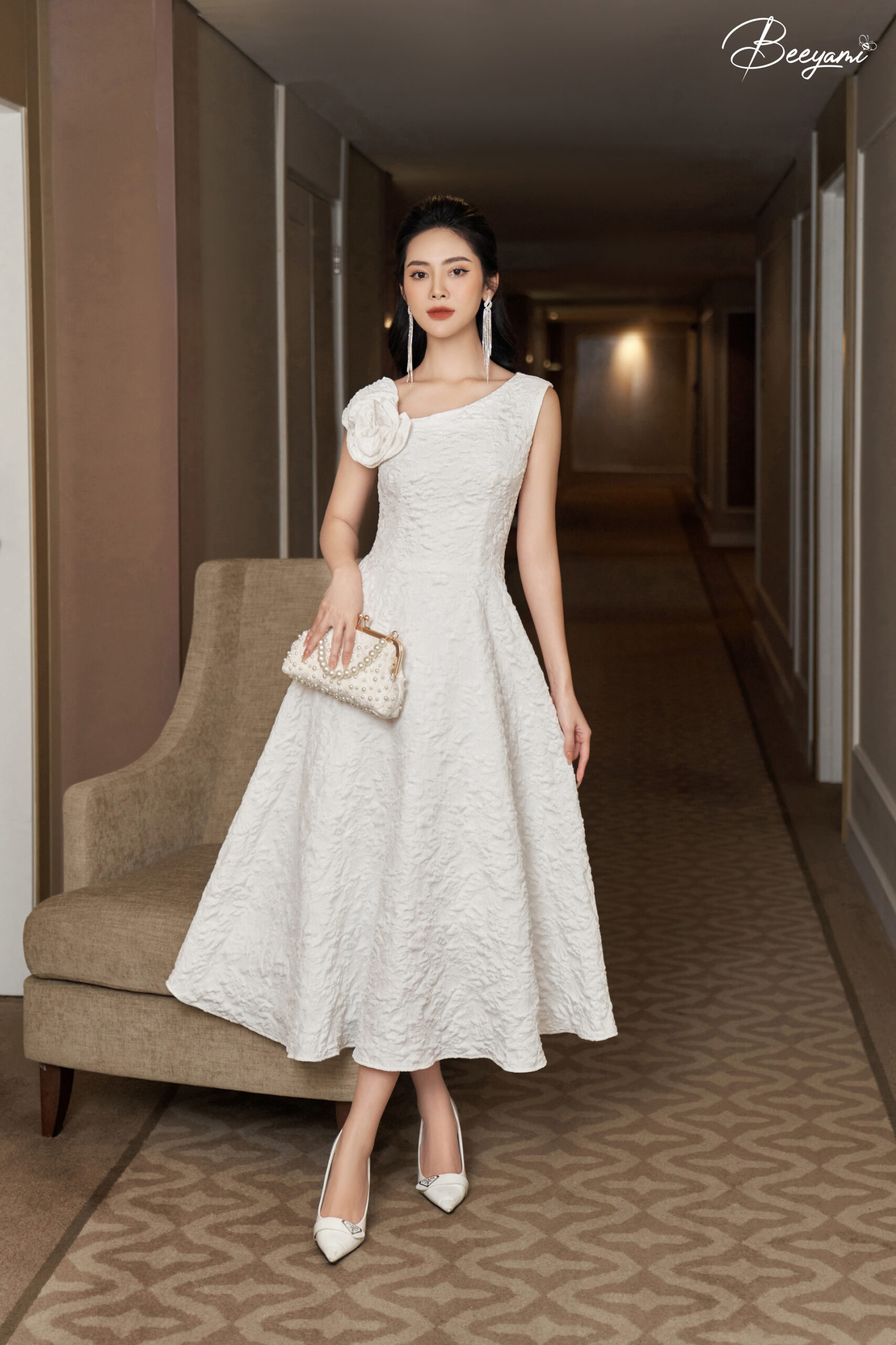 HHen Niê Xuân Lan đồng loạt diện váy trắng đính hoa 3D